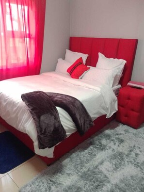 Individually furnished, soundproofing, bed sheets - Queens & Kings Guest House (Cape Town)