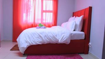 Executive Room, 1 Queen Bed, Non Smoking, Microwave | Individually furnished, soundproofing, bed sheets