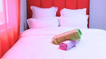 Executive Room, 1 Queen Bed, Non Smoking, Microwave | Individually furnished, soundproofing, bed sheets
