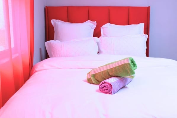 Executive Room, 1 Queen Bed, Non Smoking, Microwave | Individually furnished, soundproofing, bed sheets