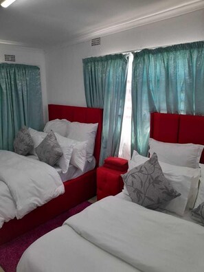 Family Room - Queens & Kings Guest House (Cape Town)