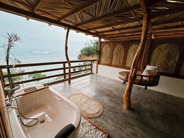 Habitación de luna de miel doble, 1 cama de matrimonio, vistas al mar, frente a la playa | Balcón