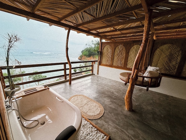 Honeymoon tweepersoonskamer, 1 queensize bed, uitzicht op zee, aan het strand | Balkon