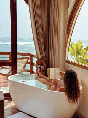 Decoración personalizada, muebles diferentes y escritorio 