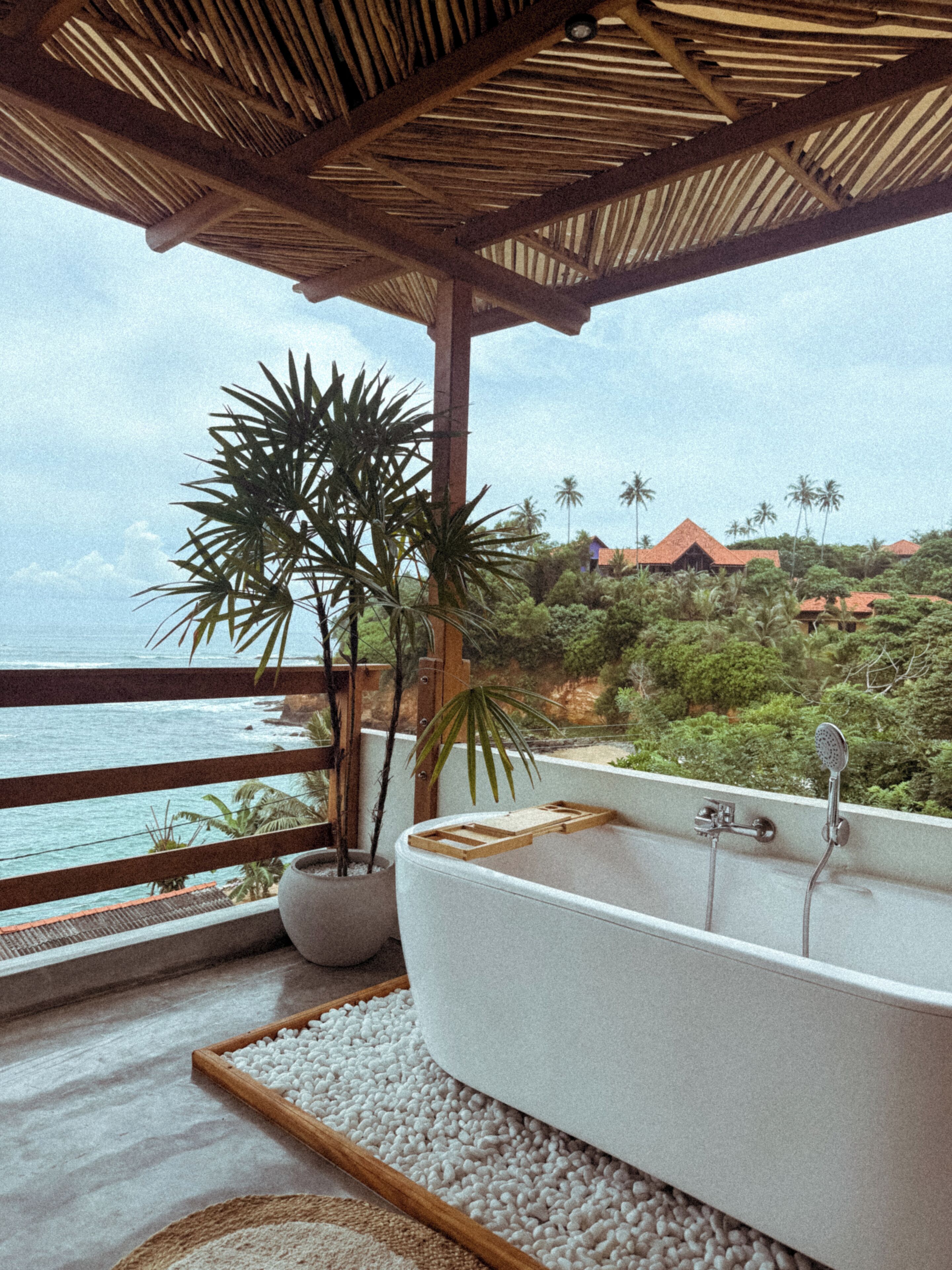 Romantisk rom, havutsikt, ved strandkanten | Dypt badekar