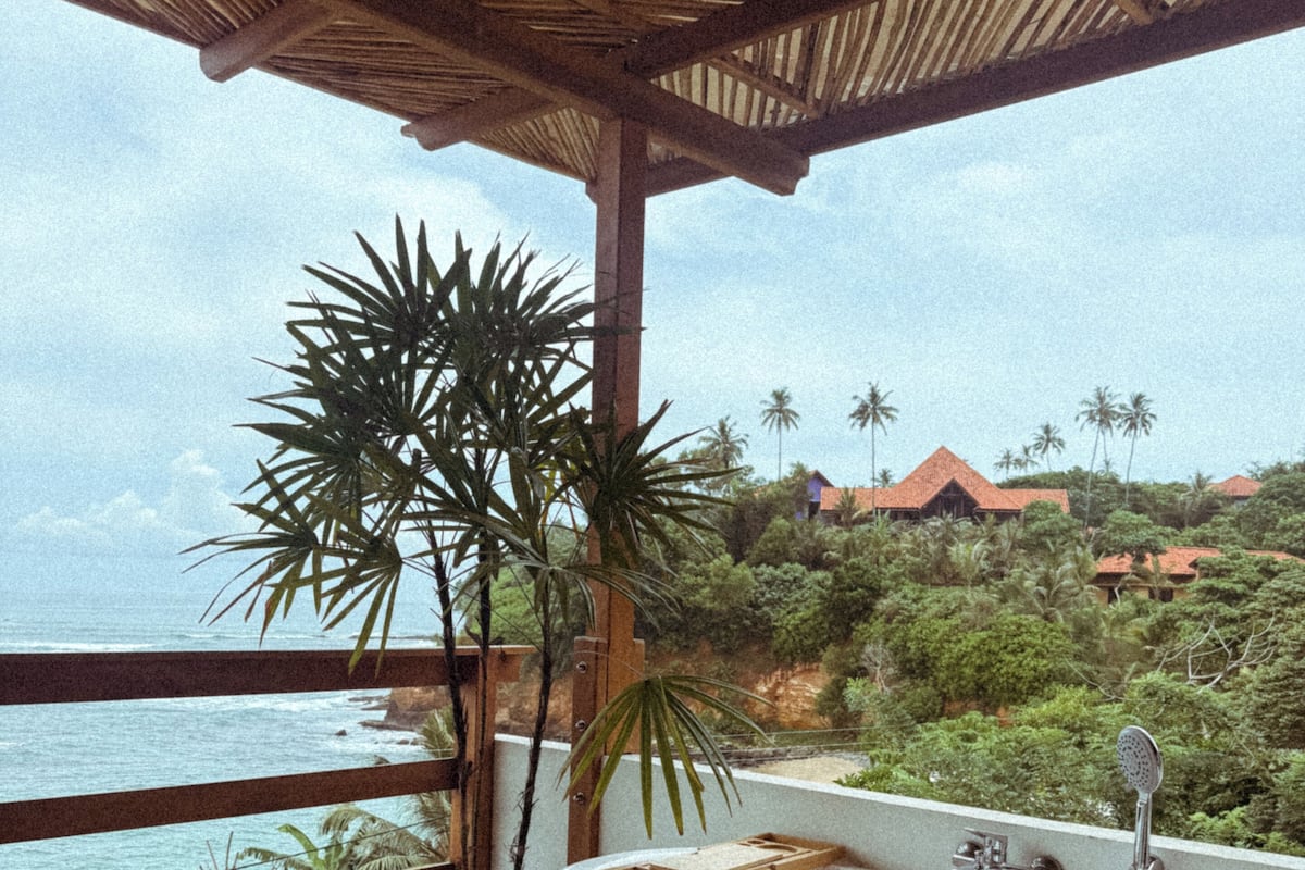 Romantisk rom, havutsikt, ved strandkanten | Dypt badekar