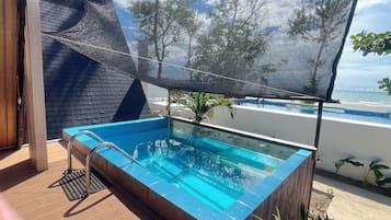 Hồ bơi ngoài trời