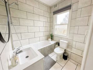Séchoir à cheveux, serviettes fournies, savon, shampooing