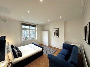 2 chambres, fer et planche à repasser, lit de bébé portatif