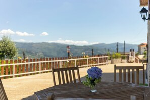 Outdoor dining - Double Room at Paradise Farm in Douro (Santa Cruz do Douro)