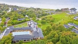 A residential area with houses, a swimming pool, and solar panels. - 6 Person Holiday Home in Gilleleje (Gilleleje)