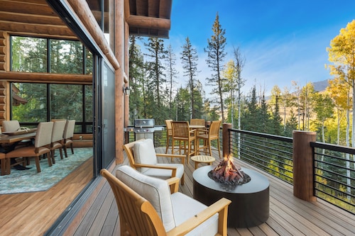 New Construction Mountain views 4 Bedroom, Amazing Hot Tub!