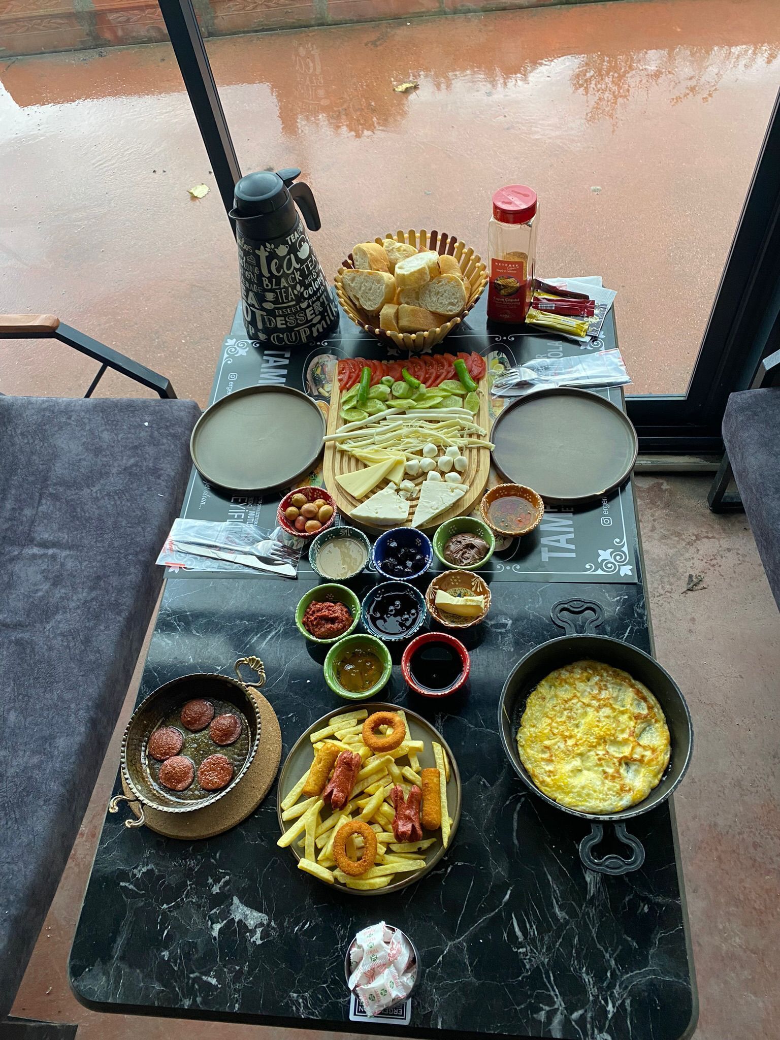 Tägliches großes Frühstück (9 EUR pro Person)