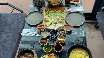 Tägliches großes Frühstück (9 EUR pro Person)