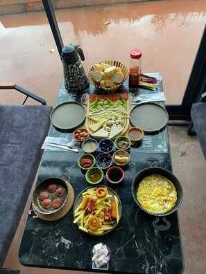 Her gün tam kahvaltı (kişi başı 9 EUR) 