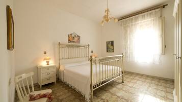 3 soveværelser, skrivebord, strygejern/strygebræt, weekendseng