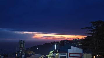 Fachada de la propiedad por la tarde o noche