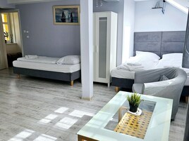 3 habitaciones, muebles diferentes y ropa de cama 
