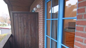 Une porte en bois avec une fenêtre sur le côté droit.