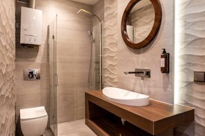 Ein modernes Badezimmer mit Dusche, Toilette und Waschtisch.