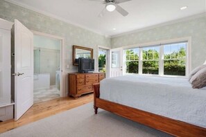 4 bedrooms, free WiFi, bed sheets - Private beach.....  Sunsets, views and great location!  RPMS154 (Dennis)
