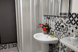 Secador de pelo, bidé, toallas y jabón