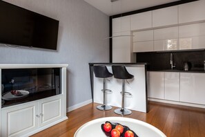 Fridge, microwave, toaster, cookware/dishes/utensils - Magnetic 2-bed Apartment (Kraków – Old Town)