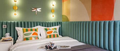 Escritorio, tabla de planchar con plancha, wifi gratis y ropa de cama