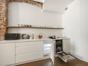 Fridge, microwave, stovetop, dishwasher