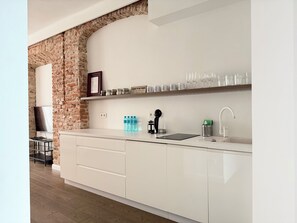 Kühlschrank, Herdplatte, Geschirrspüler, Toaster