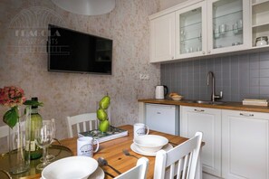 Kühlschrank, Mikrowelle, Herdplatte, Wasserkocher