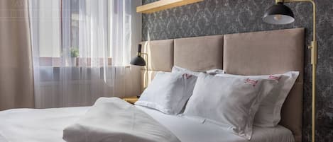 2 habitaciones, escritorio, tabla de planchar con plancha y wifi gratis