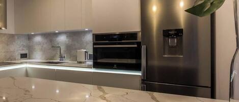 Refrigerador, microondas, horno y parrilla de estufa
