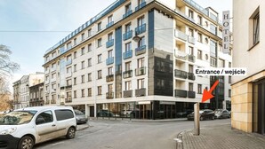 Un hôtel à plusieurs étages, doté d’une façade moderne, d’une entrée bien visible et d’un espace de stationnement situé à l’avant.