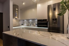 Køleskab, mikrobølgeovn, kogeplade, opvaskemaskine