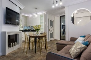 TV - Glossy 2-bed apartment (Kraków)