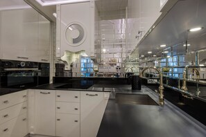 Stovetop, cookware/dishes/utensils - Glossy 2-bed apartment (Kraków)