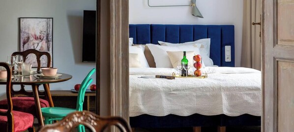 Escritorio, tabla de planchar con plancha, wifi gratis y ropa de cama 