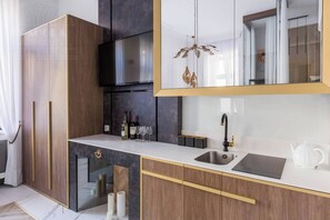 Uma cozinha moderna com um espelho grande, eletrodomésticos de aço inoxidável e um design minimalista.