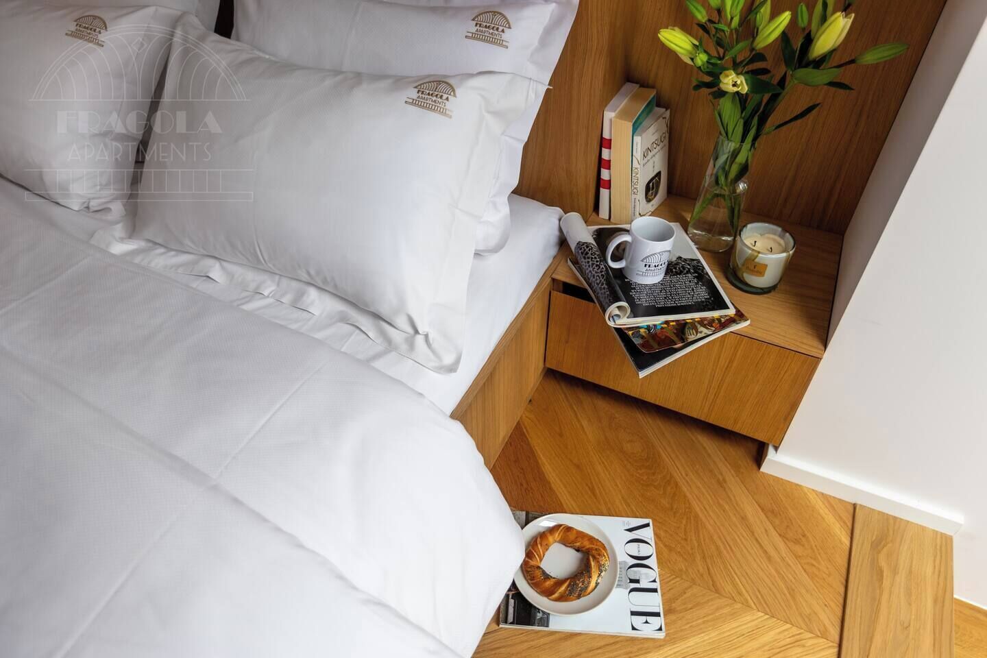 Tabla de planchar con plancha, wifi gratis y ropa de cama 