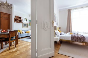 Habitación de hotel con cama, mesita de noche y vistas al exterior.