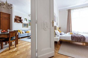Une chambre d’hôtel avec un lit, une table de chevet et une vue sur l’extérieur.