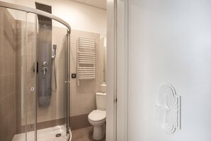 Hårføner, håndklær, såpe og toalettpapir