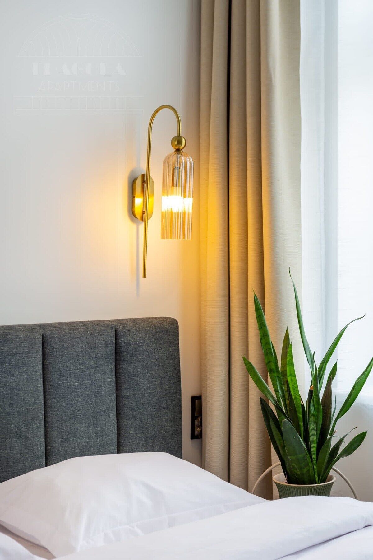 Tabla de planchar con plancha, wifi gratis y ropa de cama 