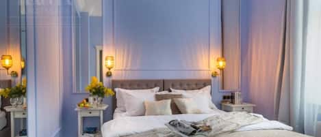 Tabla de planchar con plancha, wifi gratis y ropa de cama