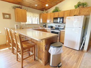 Fridge, microwave, oven, stovetop - The Gold Mill   | 3 Bed, 3 Bath (Hill City)