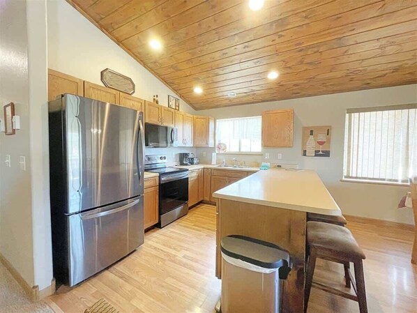 Kjøleskap, mikrobølgeovn, ovn og kokeplater