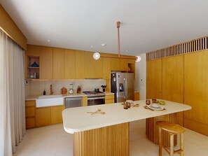 Frigorífico, microondas, horno y placa de cocina