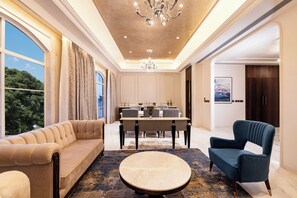 Deluxe Σουίτα, 1 King Κρεβάτι | Κλινοσκεπάσματα υψηλής ποιότητας, πουπουλένια παπλώματα 