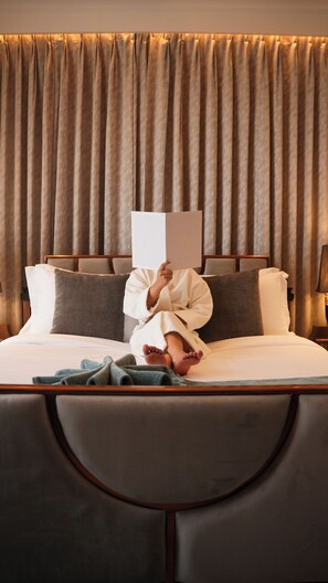 Deluxe Σουίτα, 1 King Κρεβάτι | Κλινοσκεπάσματα υψηλής ποιότητας, πουπουλένια παπλώματα 